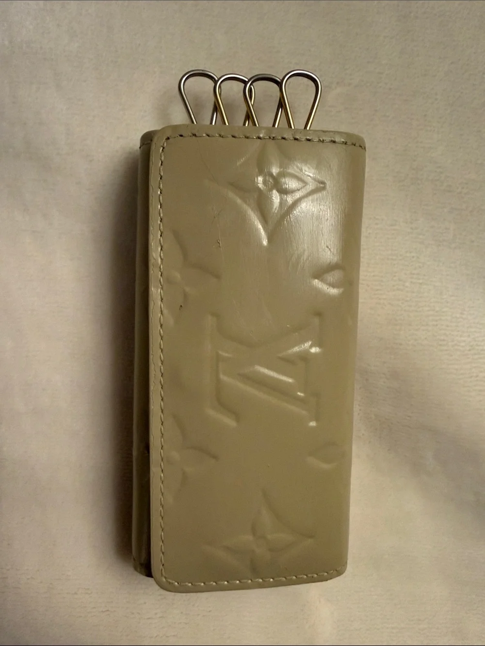 Louis Vuitton Cream Vernis Embossed Monogram Key Holder
